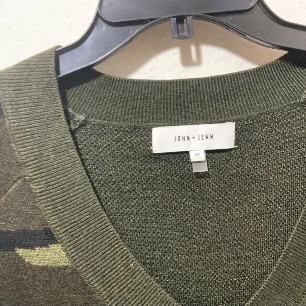 John + Jenn V-neck Fitz Green Camo Sweater S/P - Picture 4 of 8